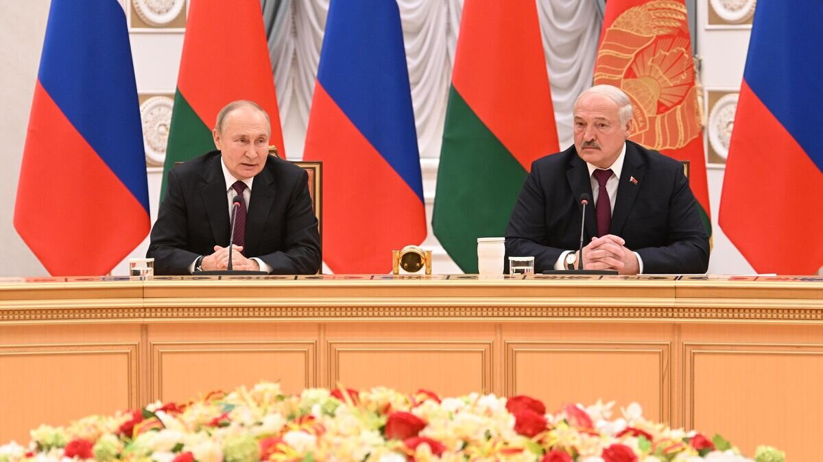    Президент России Владимир Путин и президент Белоруссии Александр Лукашенко проводят встречу в Минске в расширенном составе© РИА Новости / Павел Бедняков