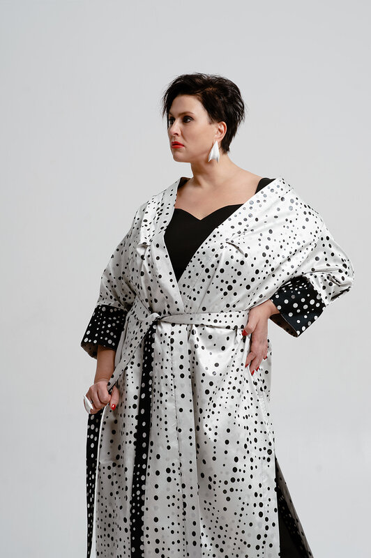 Принт в виде горошин различной величины гармонизирует силуэт всего комплекта