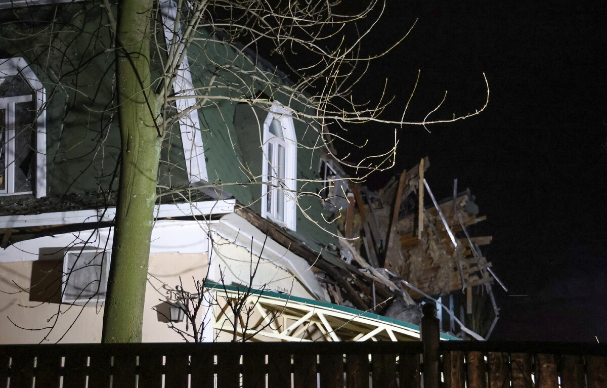    Последствия обстрела гостиницы в Донецке  Валентин Спринчак/ТАСС