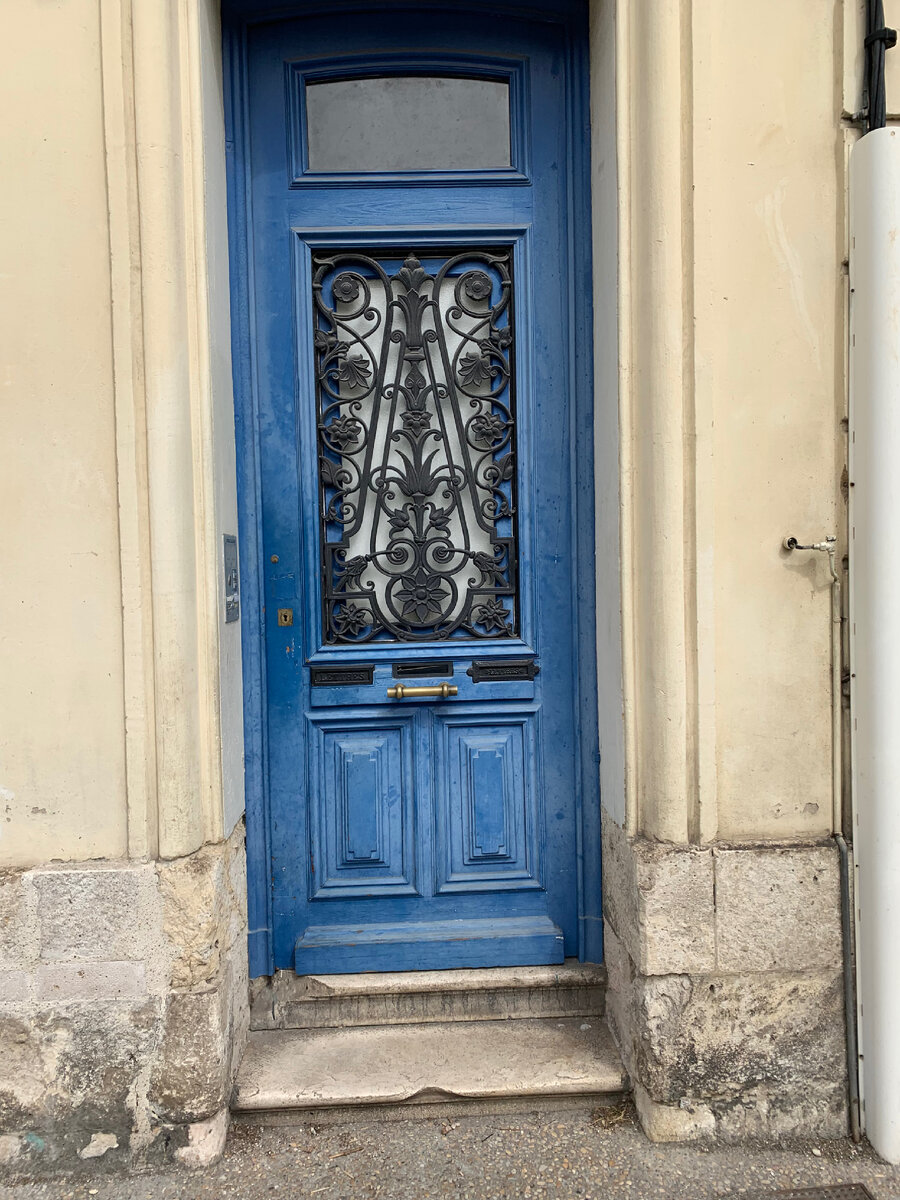 Не спешите открывать свои двери! 🚪 Фотография, конечно, автора.