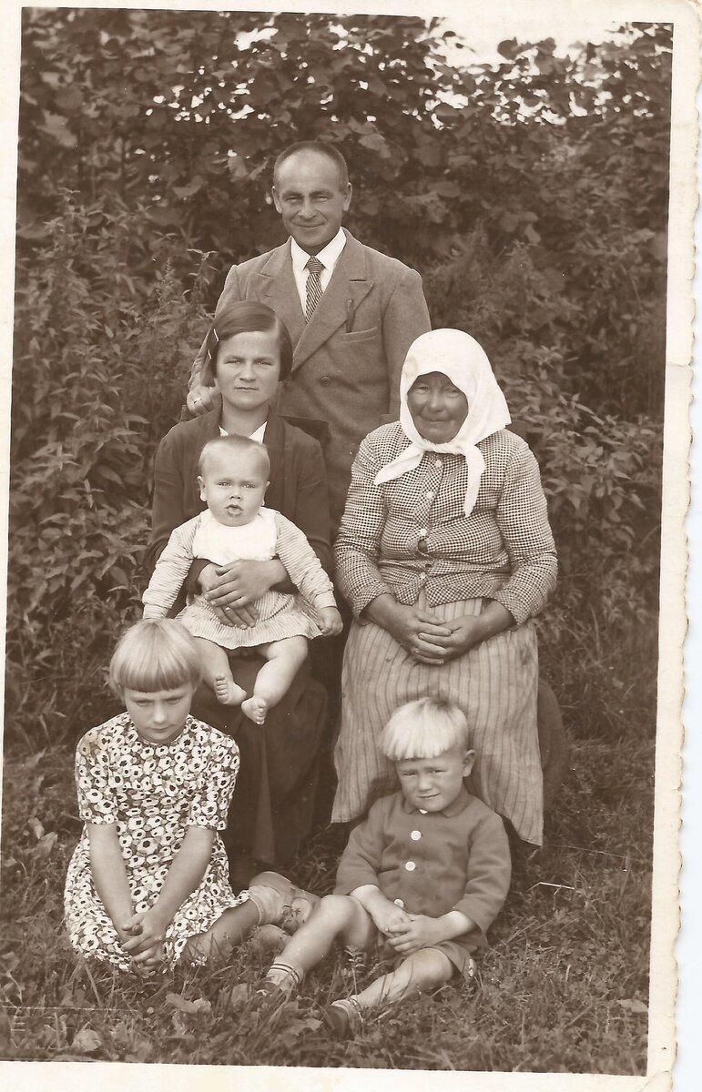 На этой фотографии как раз дед, со своей второй женой (моей бабушкой), тремя детьми (внизу на земле сидит мой папа) и их бабушкой