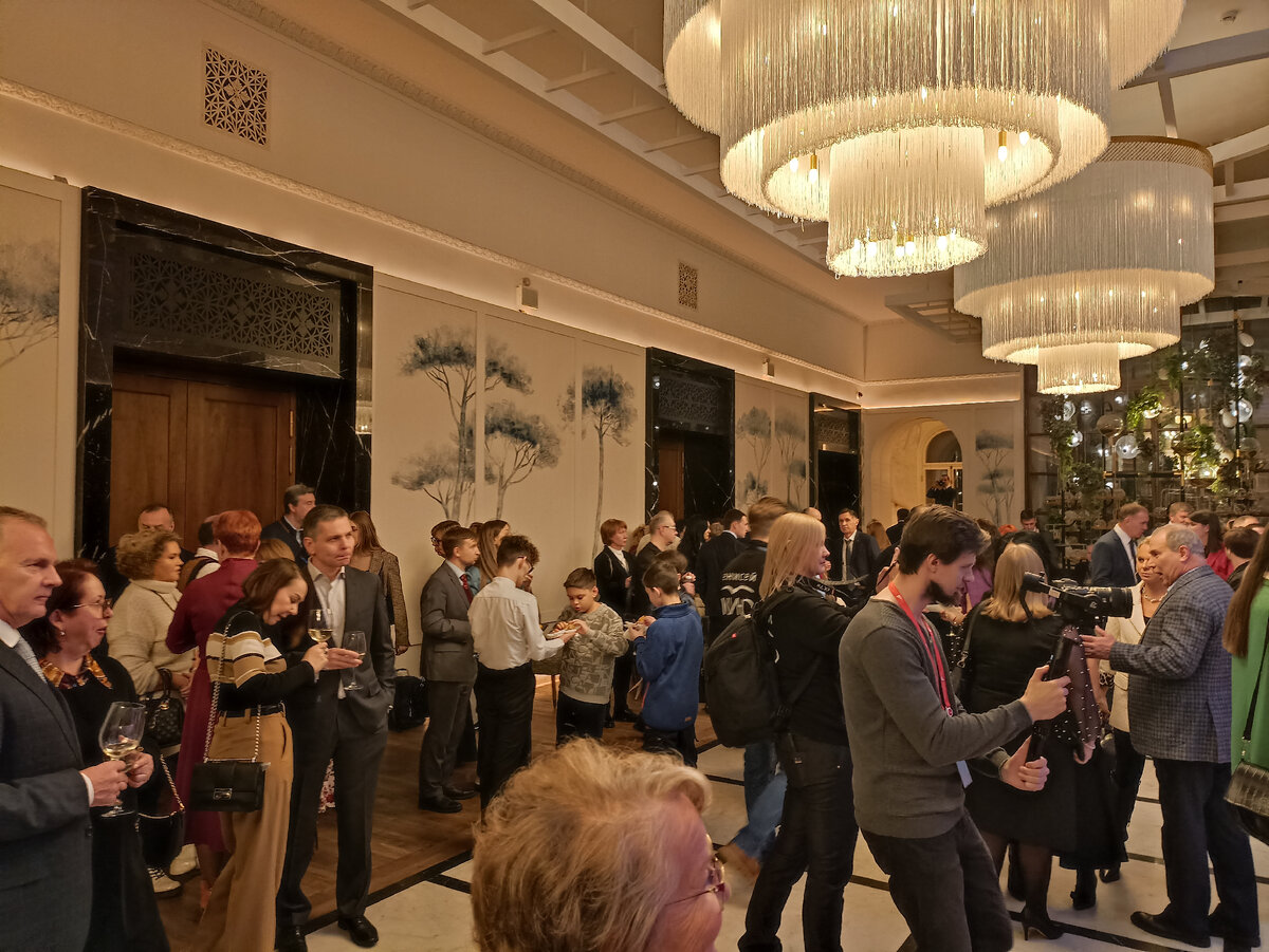 Фойе перед показом (фото канала)