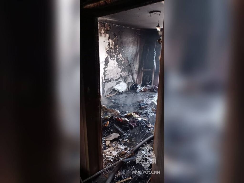    В Оренбурге на Салмышской произошел пожар. МЧС спасли человека
