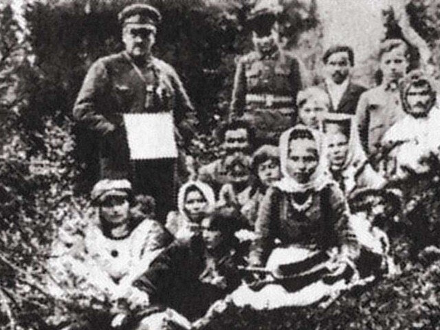 Участники экспедиции Барченко (он стоит слева) в гостях у саамов — «носителей знаний о Гиперборее». Источник: russkievesti.ru
