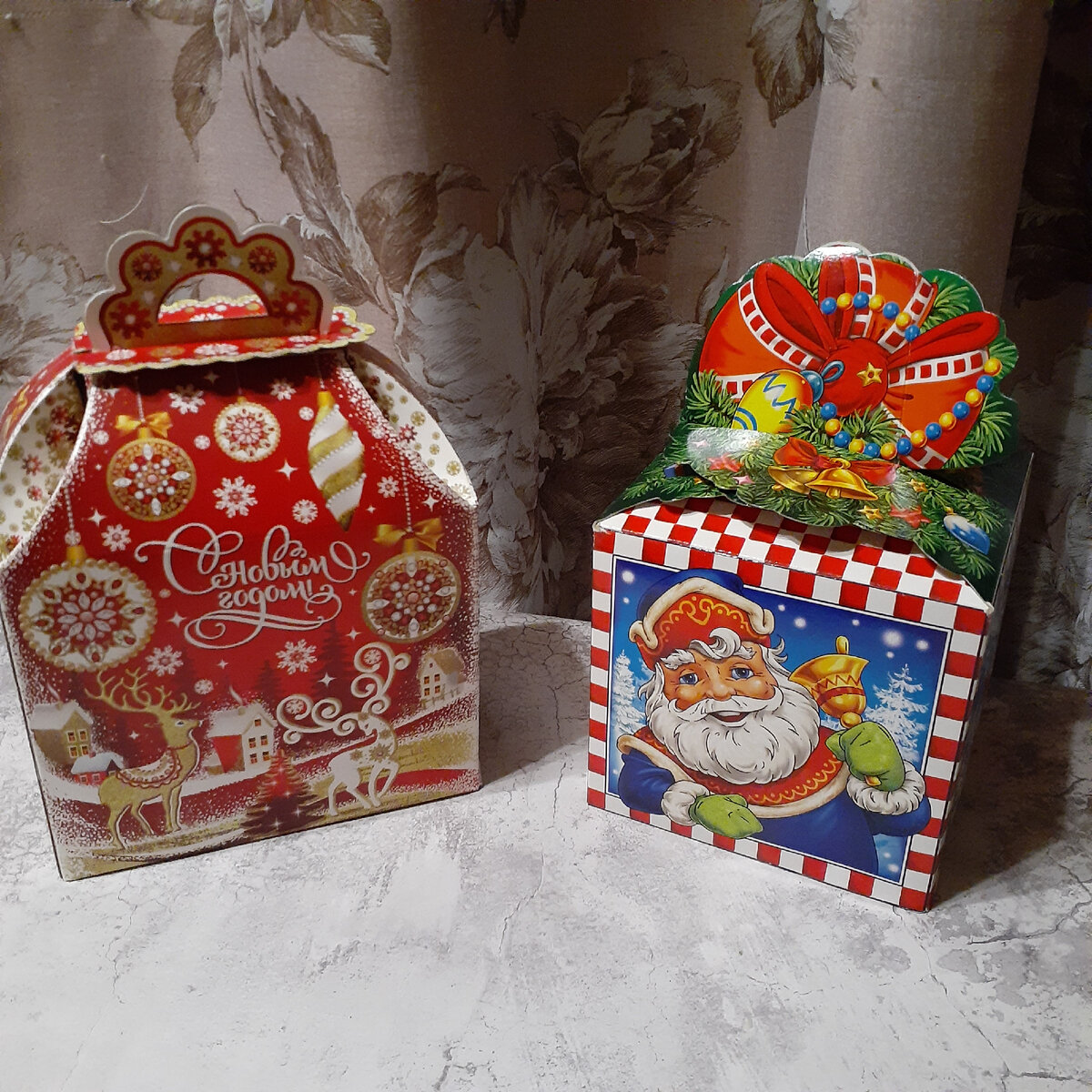 Слева подарок с городской елки, справа подарок с работы.