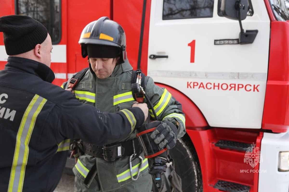 Когда куртка, штаны, каска и ремень пожарного на месте, получаем дыхательную маску и баллон с воздухом.