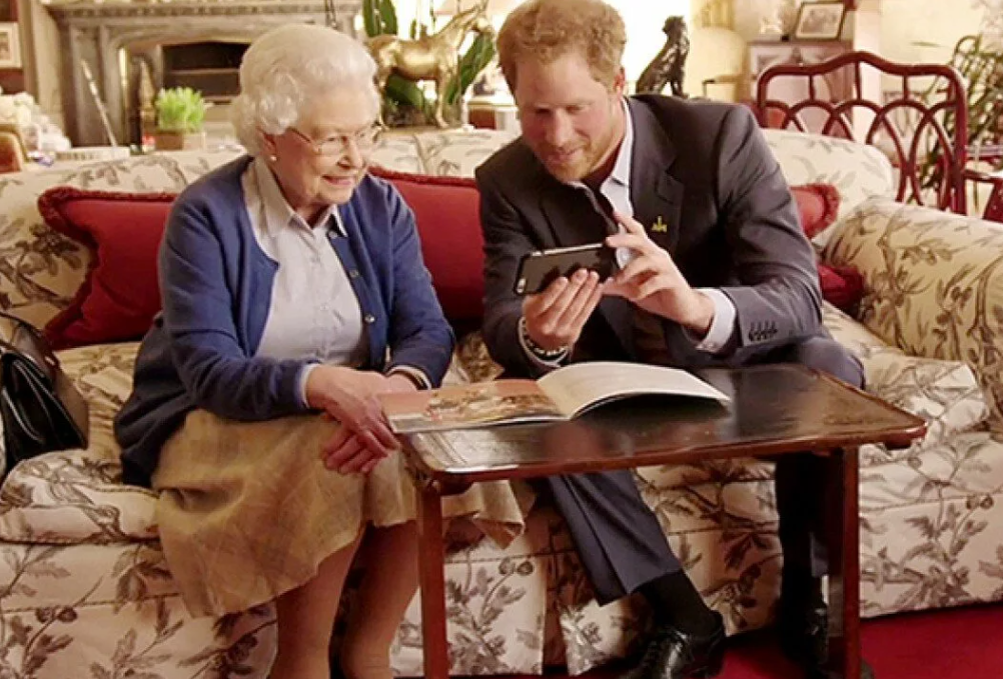 Королева Елизавета и принц Гарри. Фото: Getty