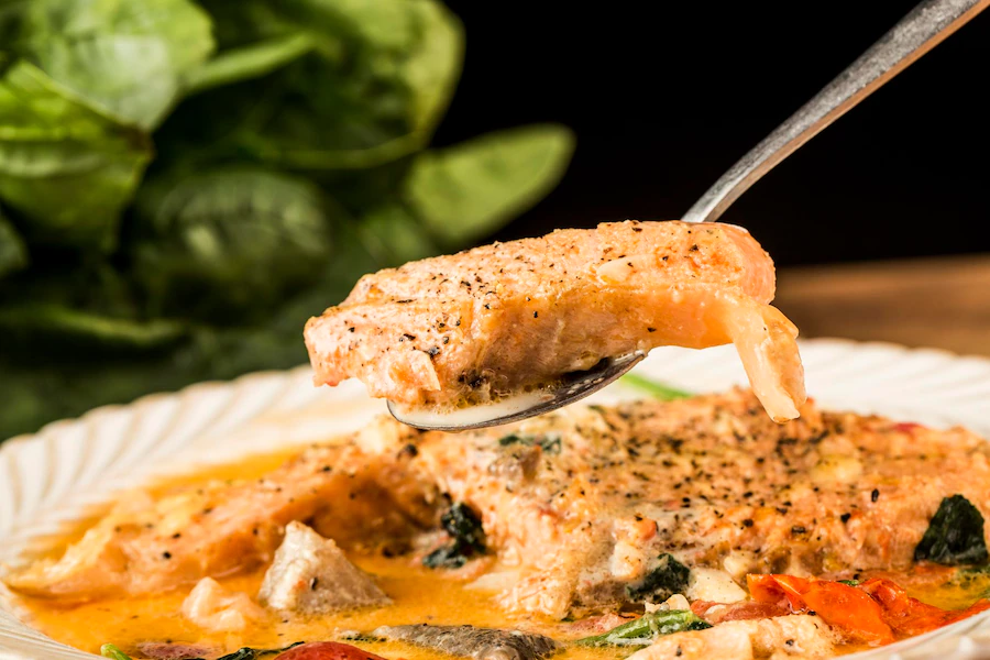 Запеченная в духовке рыба: можно взять любую, на ваш вкус. Запекать в рукаве или в фольге с любимыми овощами (лук, перец, томаты, специи, зелень)