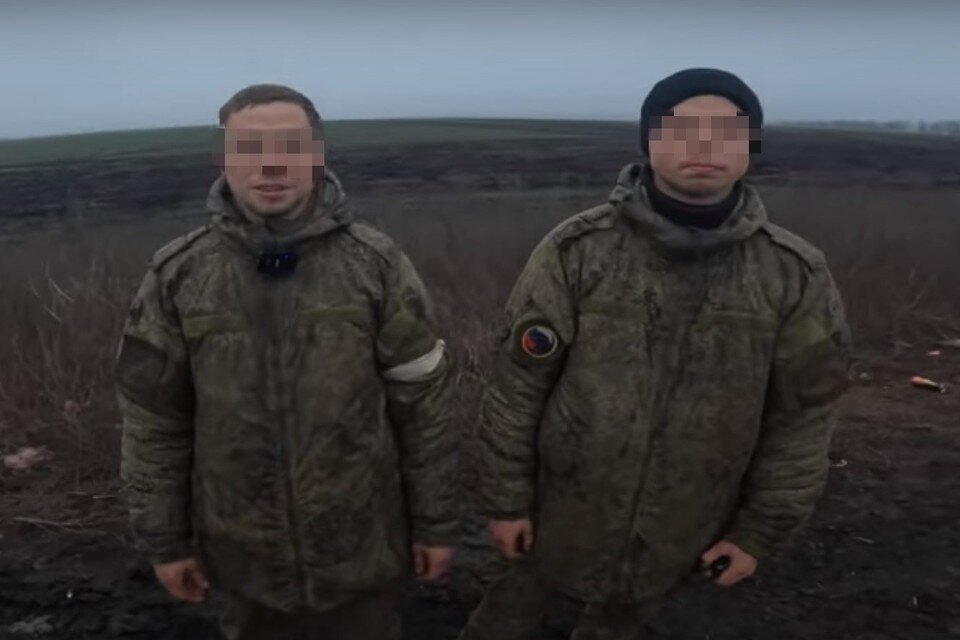     Двое молодых ребят отправились защищать страну вместе.