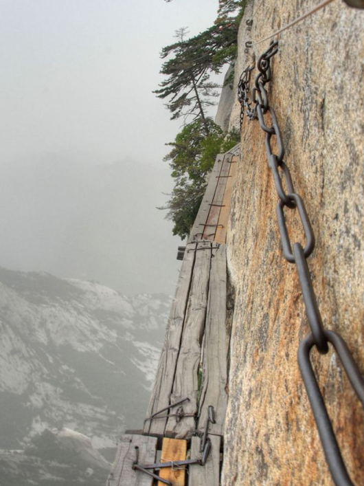 Cum arată cel mai periculos traseu de drumeții din lume