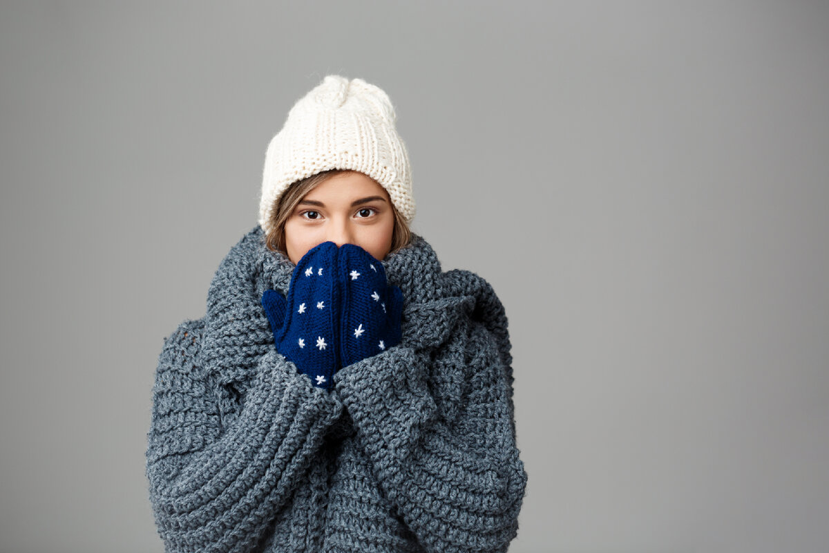 <a href="https://ru.freepik.com/free-photo/young-beautiful-fair-haired-woman-in-knited-hat-sweater-and-mittens-smiling-on-grey_8225011.htm#query=%D0%A5%D0%BE%D0%BB%D0%BE%D0%B4&position=7&from_view=search&track=sph">Изображение от cookie_studio</a> на Freepik