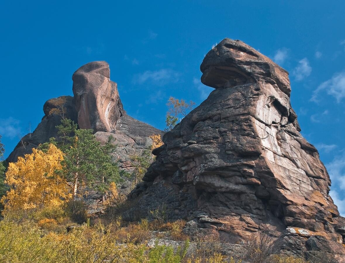 Национальный парк таганай скалы три брата. Красноярск заповедник красноярские столбы такмак. Скала такмак красноярские столбы. Группа скал в такмаковском районе как называется. Копьевская видовка столбы.