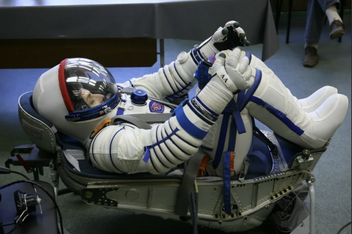 Ложемент космонавта. Скафандр сокол кв-2. Космонавты space x. Кресло казбек ум. Амортизационное кресло казбек.