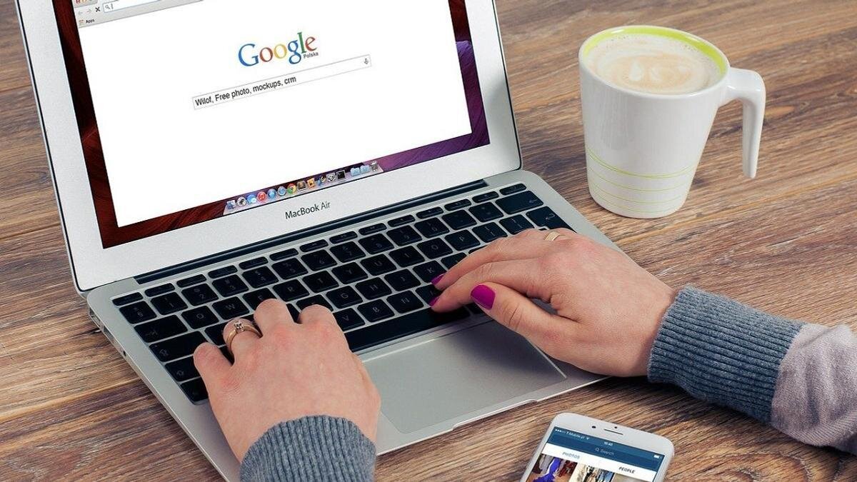    Девушка работает за ноутбуком:pixabay.com