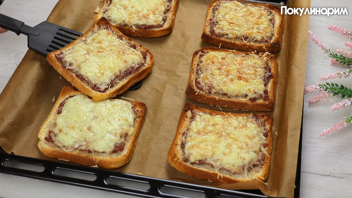 Запеченные тосты со сметаной, ягодами и сыром в духовке