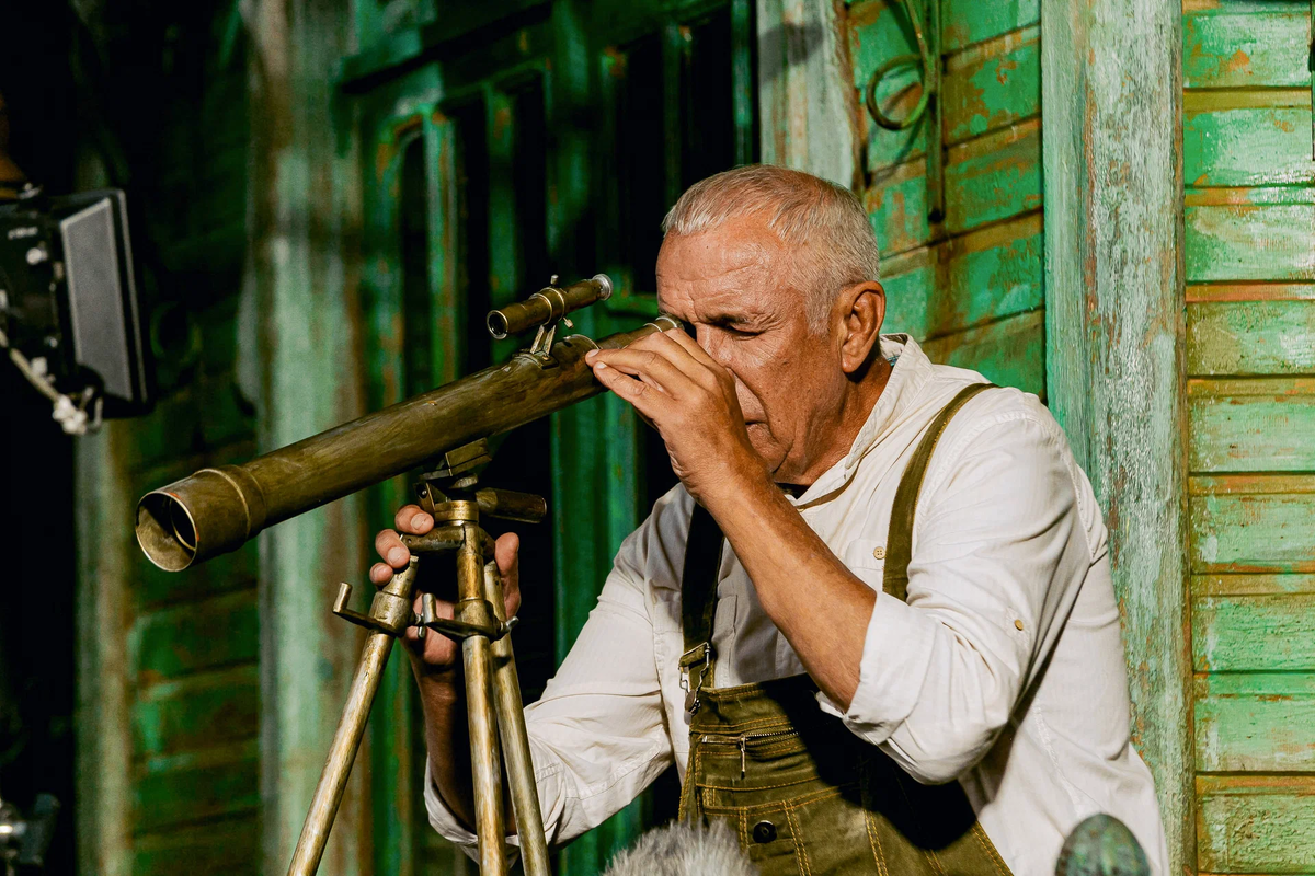 Первый, кого Чебурашка видит, – Геннадий (Сергей Гармаш), садовник