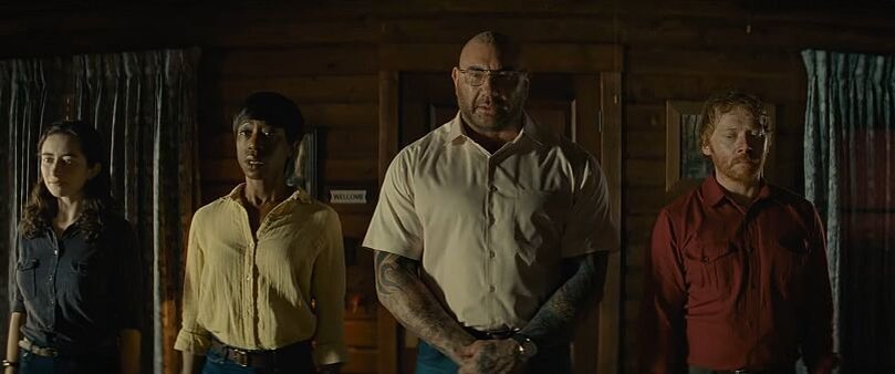 Эбби Куинн, Никки Амука-Берд, Дэйв Батиста и Руперт Гринт в роли посетителей в фильме «Постучать в хижину» Universal Pictures