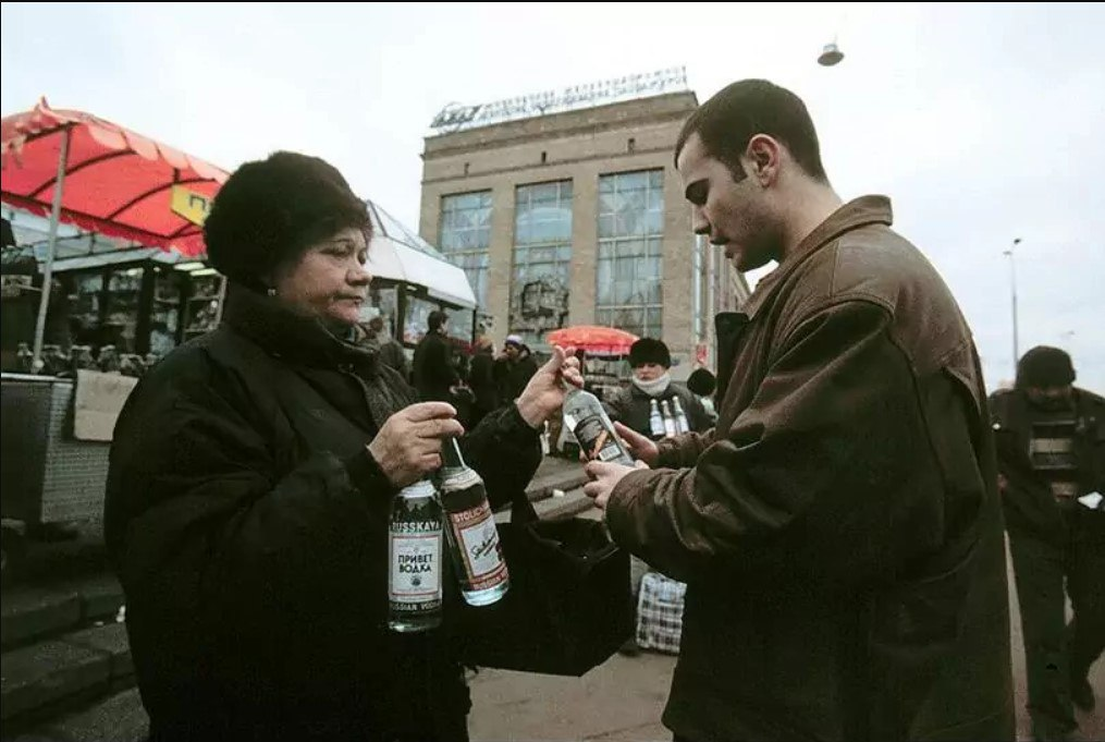 Алкаши в москве. Москва ларьки 90е. Ларьки России 90е. Ярославский вокзал в 90-е. 90-Е годы в России.