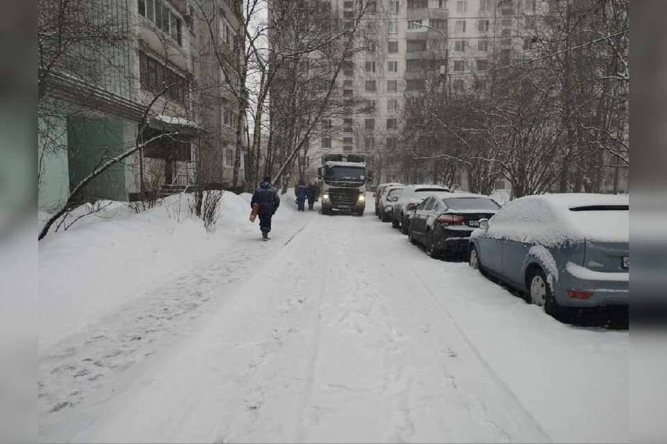     Мусоровоз насмерть сбил женщину во дворе дома на улице Теплый Стан в Москве  прокуратура Москвы