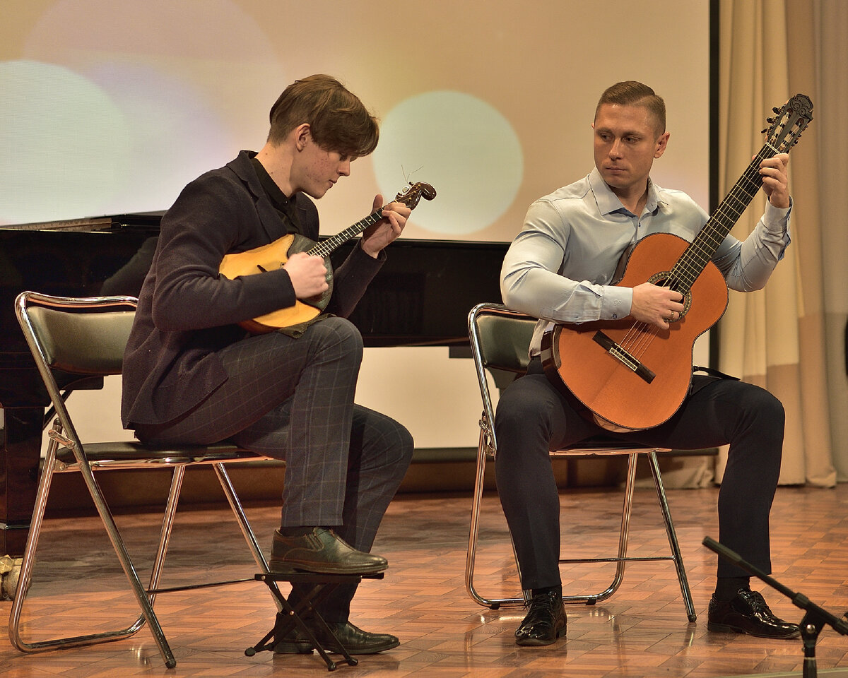 На фото автор в составе ансамбля 🔥 потрясающее звучание инструментов 🔥