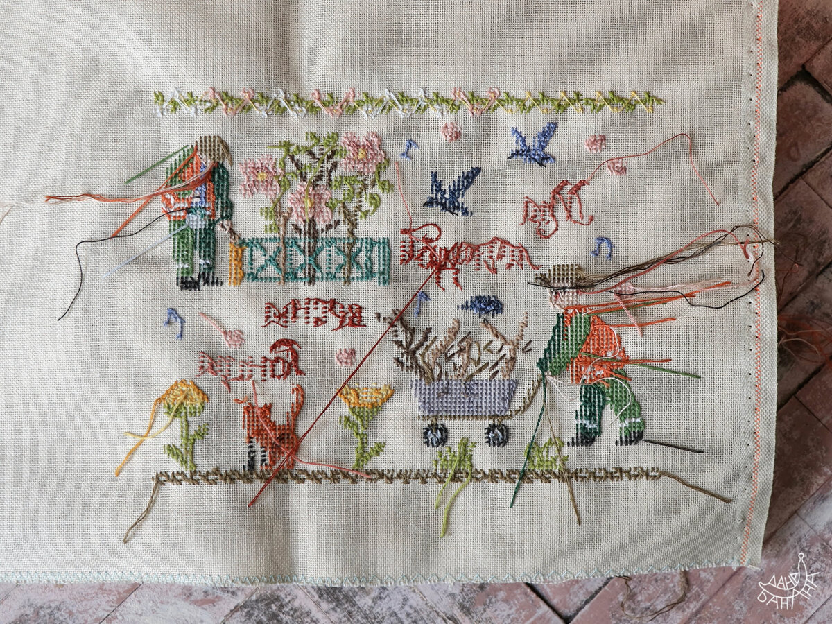 В процессе поисков приходится много пороть, потому нитки стараюсь сразу не закреплять