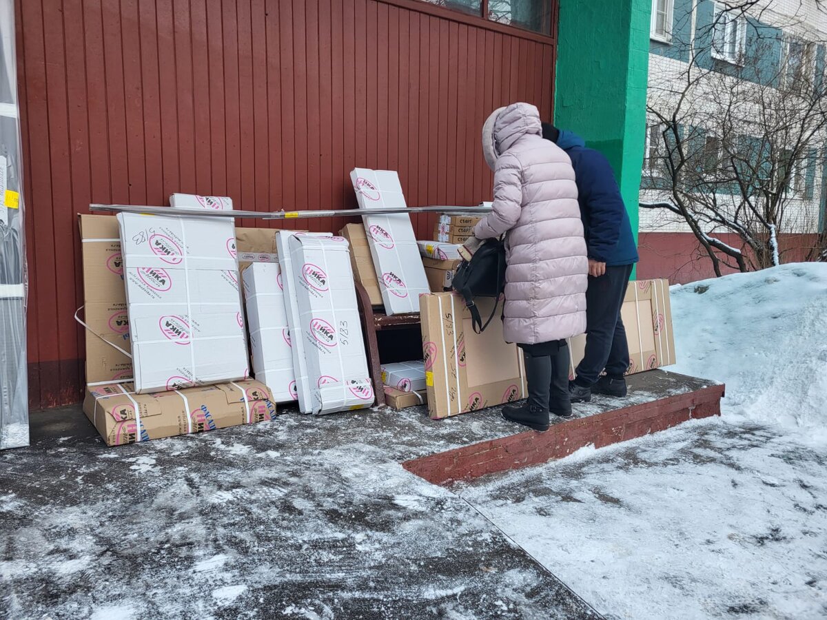 Гарнитур у подъезда.