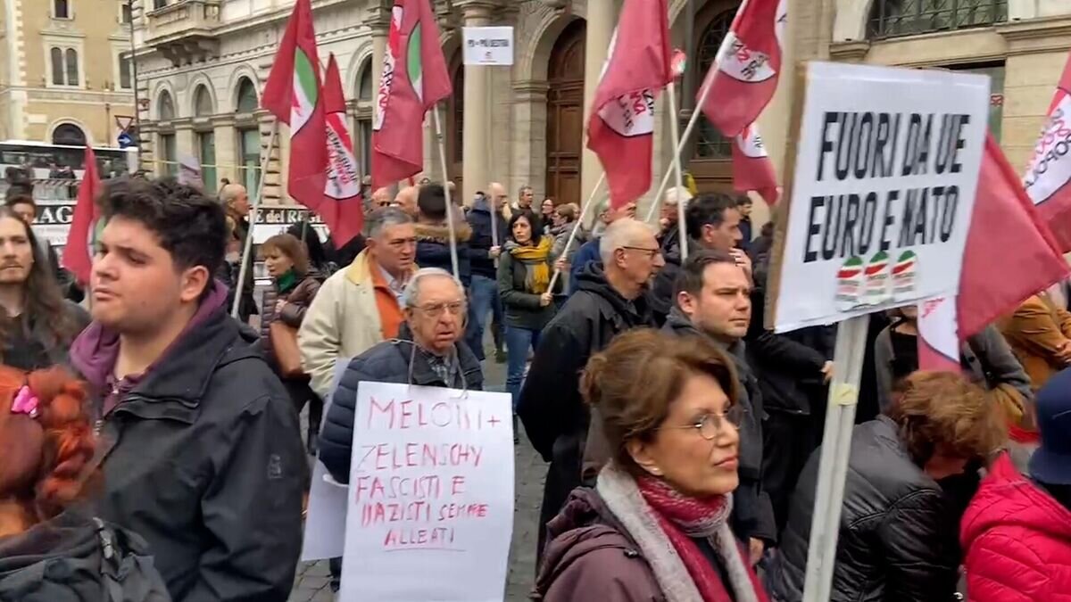    Митинг в Риме против отправок вооружения на Украину© РИА Новости