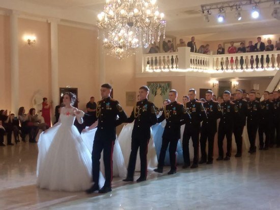     В Хабаровске прошел бал в честь Дня защитника Отечества ФОТО: управление образования Хабаровска