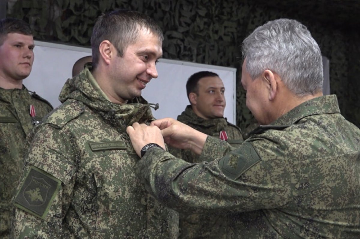    Сергей Шойгу награждает военнослужащих РФ