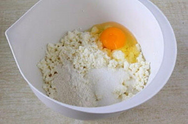 Как сделать нежные сырники из творога? Творог может быть любой жирности. Но из жирного творога будет вкуснее. Разомните творог вилкой, чтобы не было комков, добавьте сахар или сахарозаменитель, не боящийся термической обработки, соль, ванилин (на кончике ножа) или ванильный сахар (около 1 ст. л.), перемешайте. Всыпьте 3-4 ст. л. просеянной муки, добавьте яйцо и ещё раз перемешайте. А можно сразу одномоментно смешать все ингредиенты, кому как нравится.