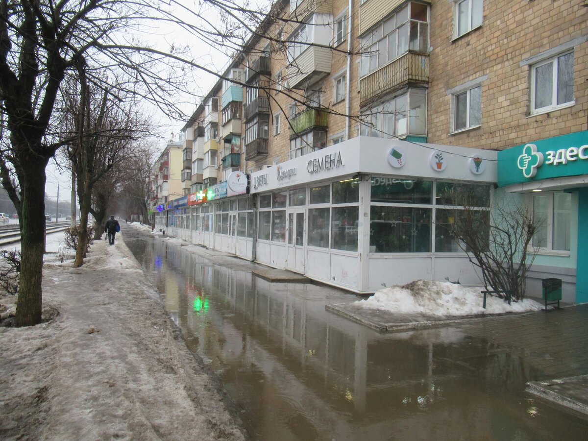 Власть не виновата! Это снег сам растаял, сам всё затопил и разрушил  асфальт, а покрытие стёрло само себя! | Блог ЖД фотографа | Дзен