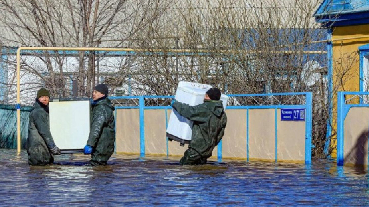 Какие населенные пункты затопило в казахстане. Паводок фото. Наводнение фото. Паводки в Казахстане. Наводнение в Казахстане.