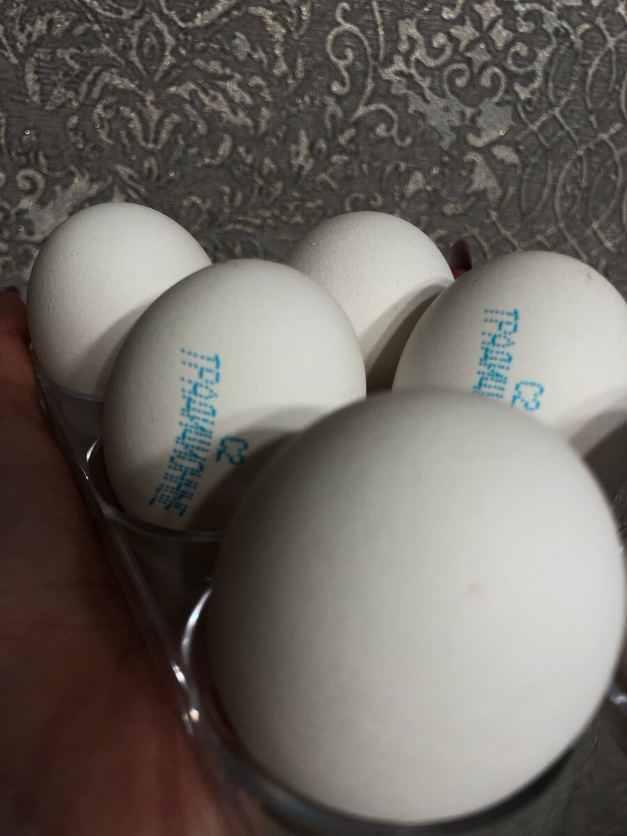 Почему сырые яйца нельзя хранить в холодильнике. Прозрачное вещество яйца. Вытащить яйца из холодильника.