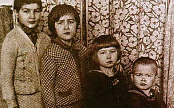 Маленький Рудя с сёстрами