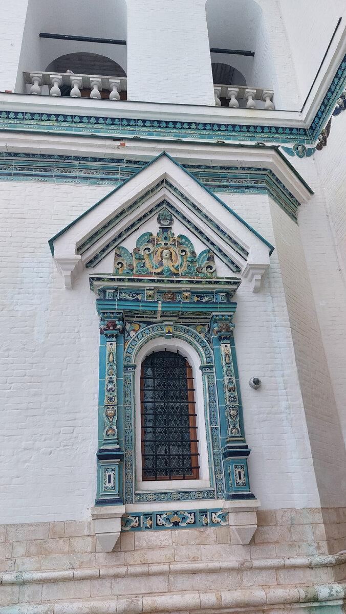 Изразцы на главном здании