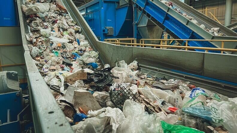     Первые контейнеры для раздельного сбора ТКО уже разместили на двух улицах города. Об этом сообщили в пресс-службе администрации.