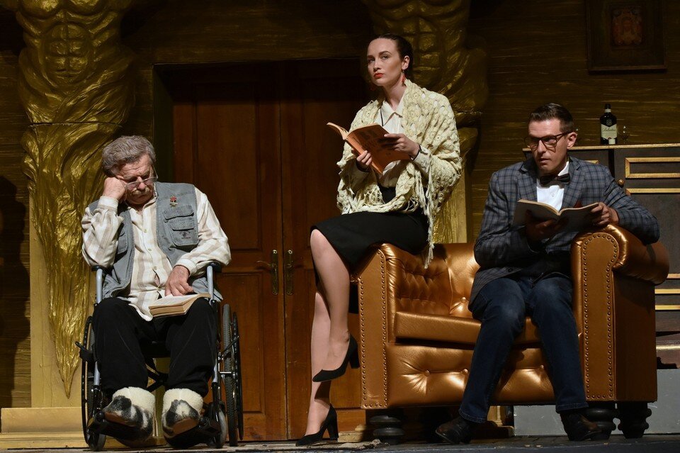     Спектакль «Рублевка, 38 БИС» очень современный. Фото: пресс-служба Крымского академического театра имени Горького