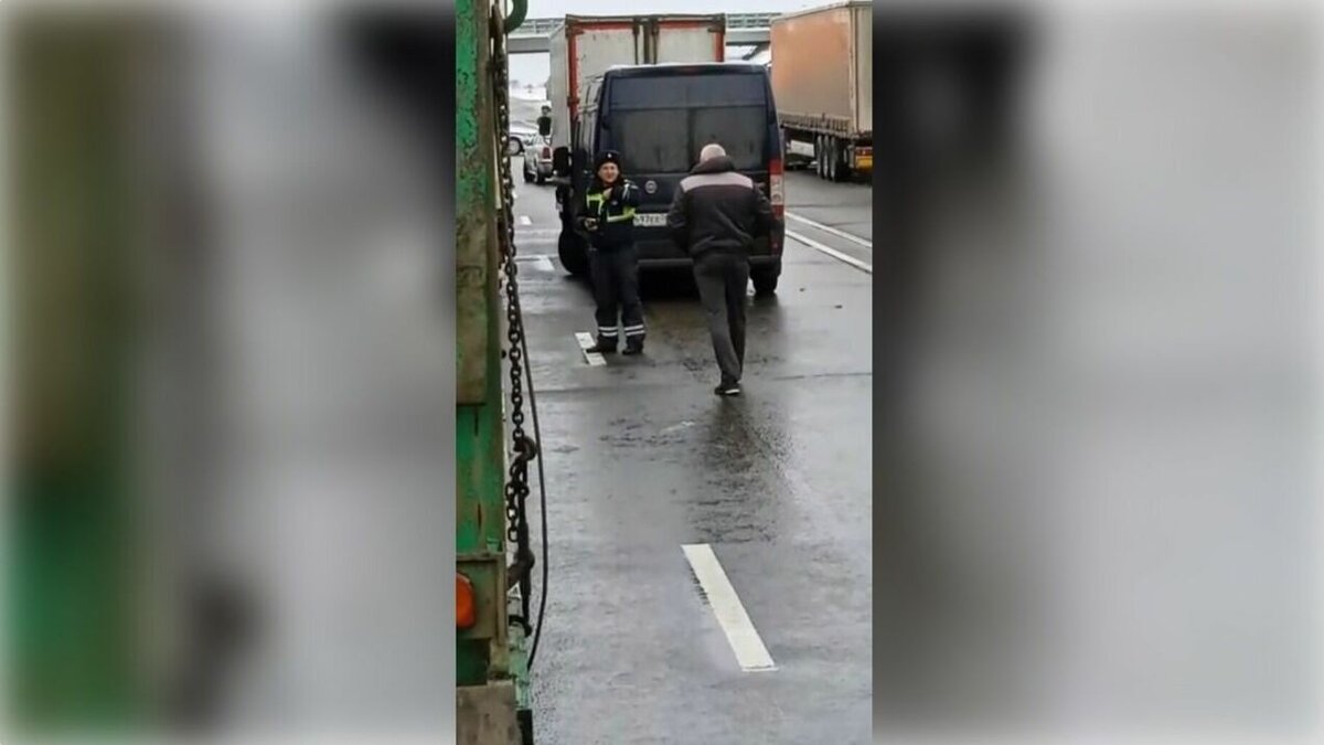     Застрявшие из-за снегопада в пробке на трассе возле Каменск-Шахтинского негодуют. Людям объявили, что проезд откроют только завтра в 8 часов утра. Об этом ростовчане сообщили корреспонденту RostovGazeta.