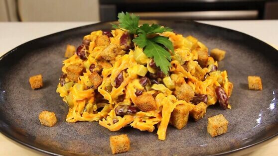    30 минут на кухне: салат с фасолью, корейской морковью и сухариками Дарья Смирнова