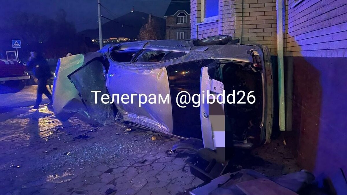     В Ставропольском крае водитель автомобиля врезался с здание магазина, сообщили в УГИБДД по региону.