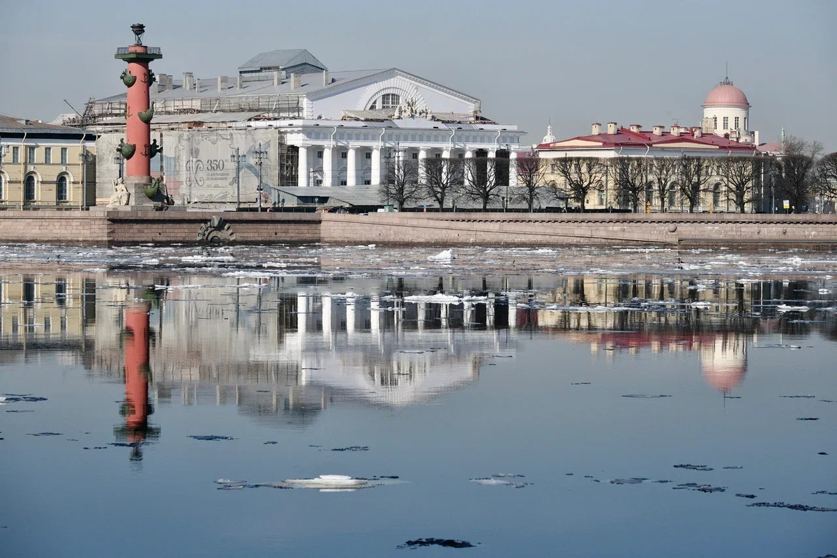 Ладожский лед идет мимо Стрелки Васильевского острова