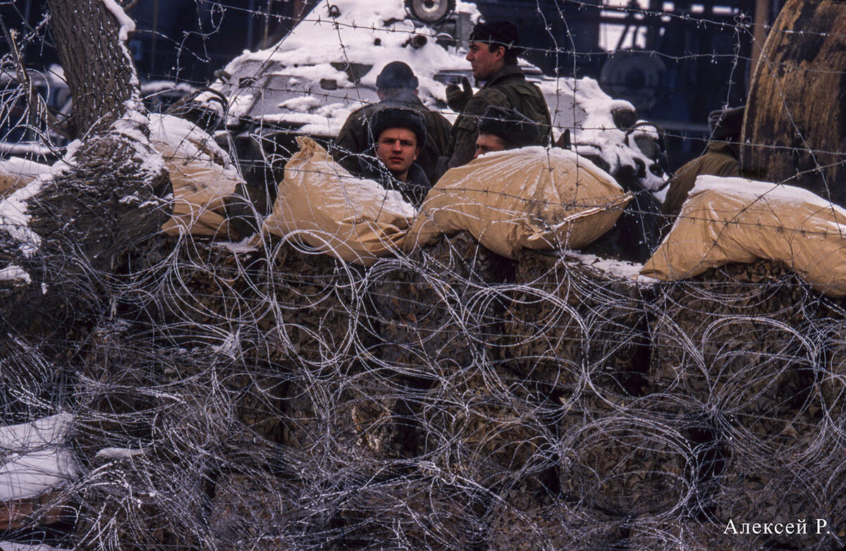 «А кто это нас снимает?..», блок-пост в Грозном, Чечня, 23 января 1995.