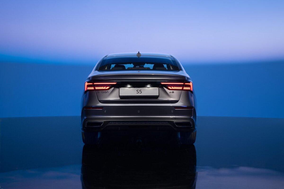 Благодаря уникальной стилистической концепции автомобиль OMODA S5 получил стремительный силуэт, не утратив при этом элегантности.