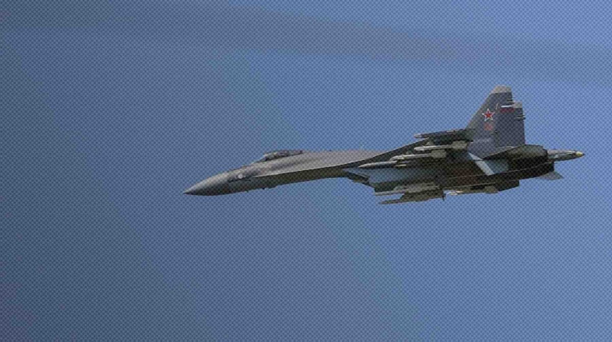    Российский многоцелевой истребитель Су-35 в Харьковской области.