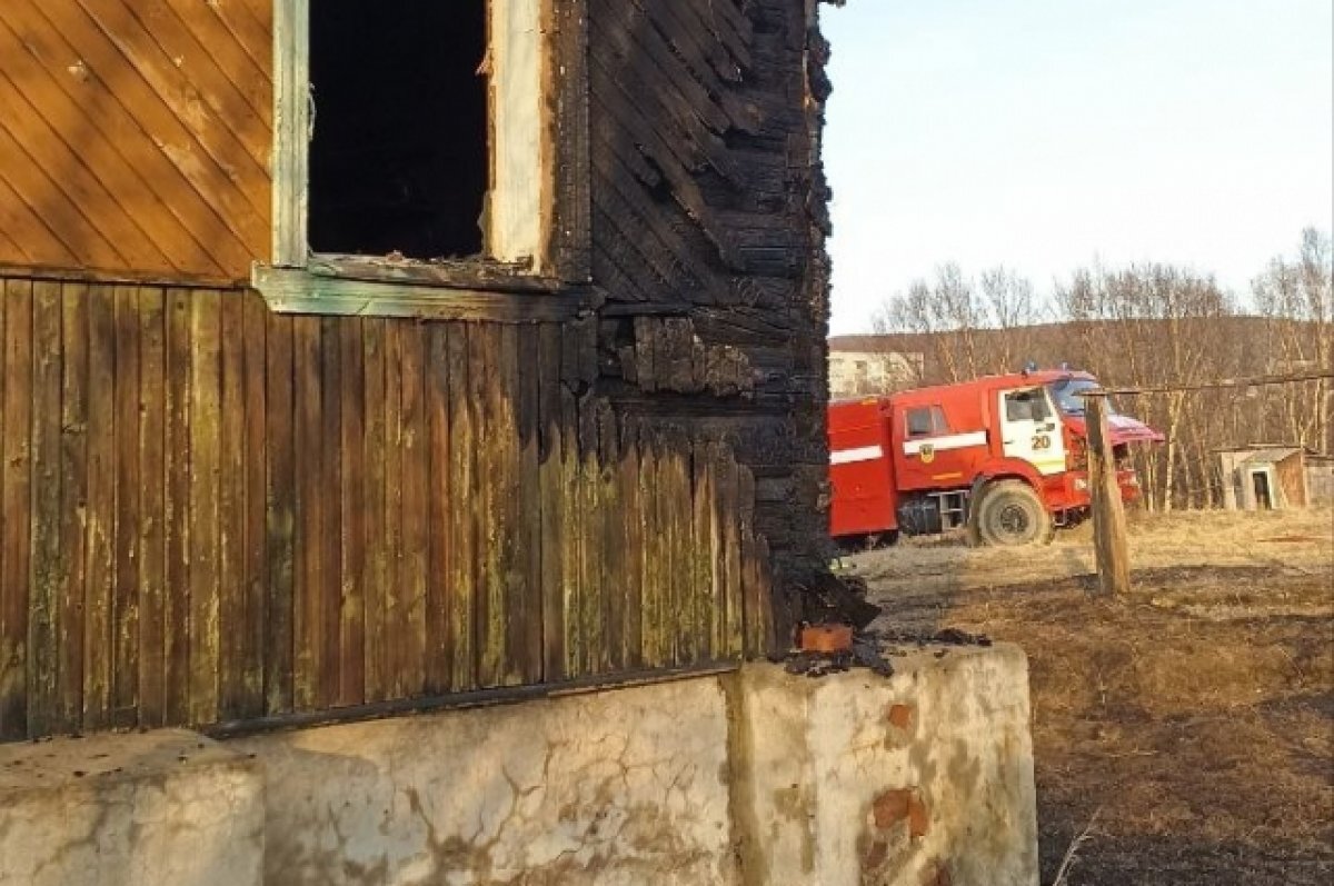    В Кольском районе горел деревянный дом