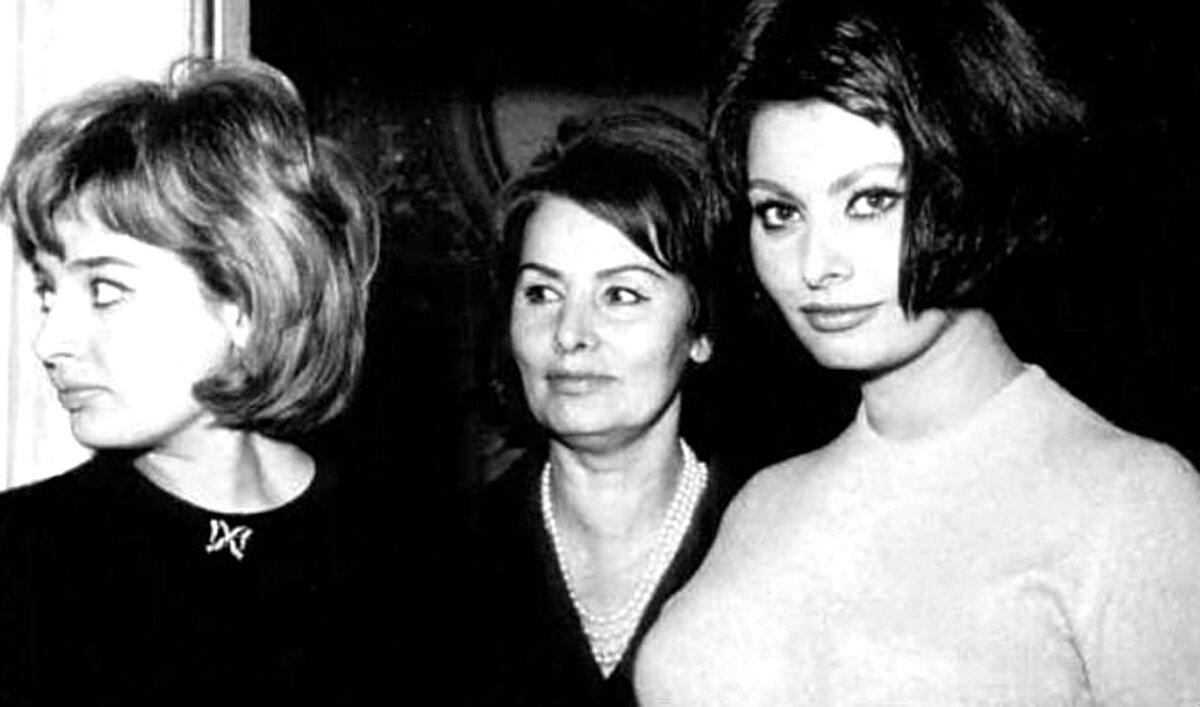 Софи Лорен с мамой и сестрой.