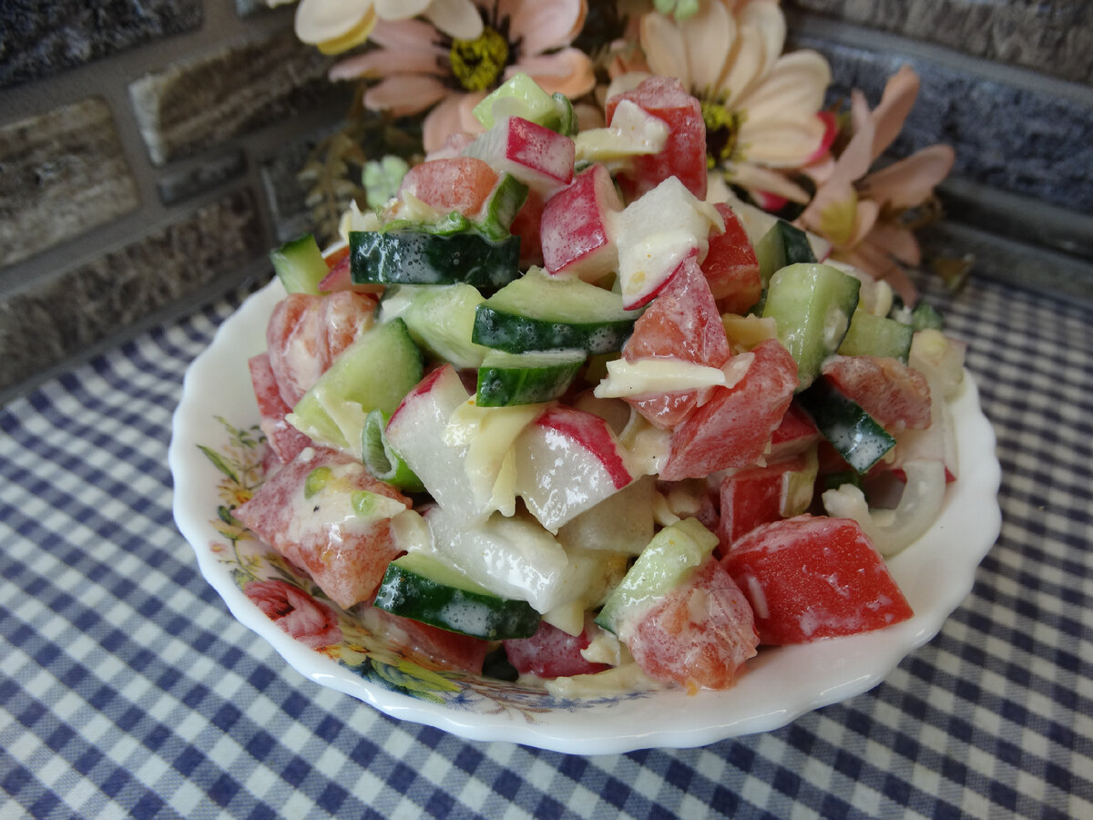 Салат с огурцами, помидорами и сыром