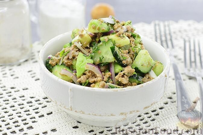 тунец консервированный, авокадо, огурцы, лук репчатый красный, зелень, сок лимона, масло растительное, соль, перец чёрный молотый