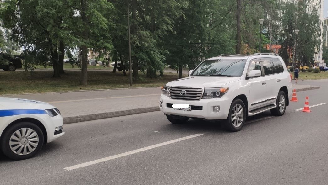     В Ижевске в минувший вторник произошла авария с участием двух детей и лишенного прав водителя.