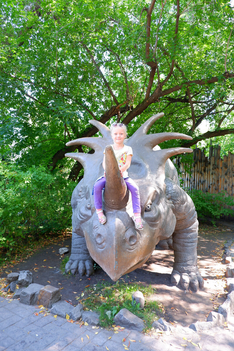 Имейте в виду, с названиями видов вымерших рептилий я могу ошибаться.